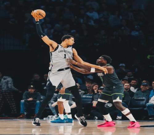 状元大战！马刺拒25分逆转复仇森林狼，文班轰39+9，华兹空砍55分