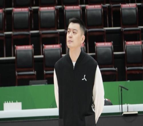 杨鸣：赵继伟的回归让攻防两头都越发流通，战深圳要做好自己