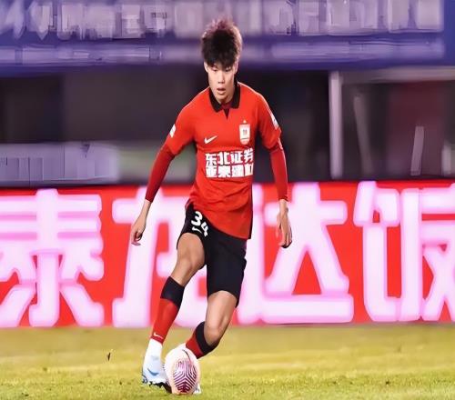 辽宁铁人正在尝试引进贺一然补强后卫，球迷直言期待，引发热议