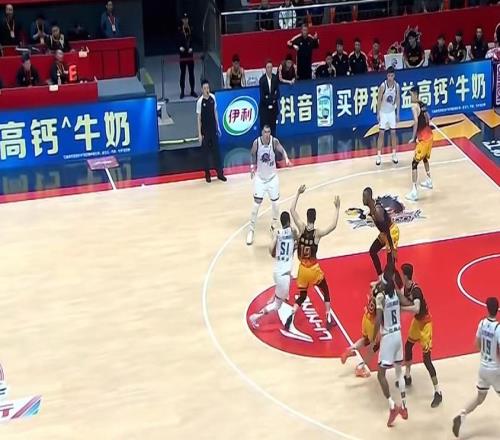 一盆冷水浇下来！高速男篮加时不敌江苏，止步八连胜