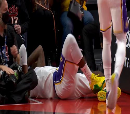 头狠狠磕到摄像机！詹皇受伤了，难怪输给开拓者，41岁老头太难了