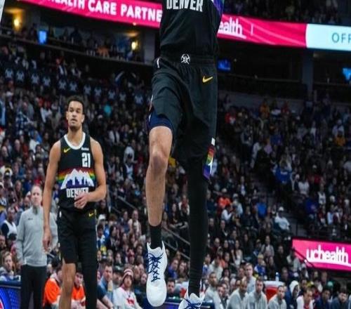 独挑大梁，穆雷24中15狂砍42分&末节16分率队逆转