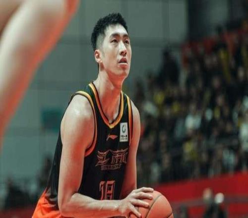 牛逼！26分8篮板13助攻，35万年薪球员，一人完爆山东队后卫线