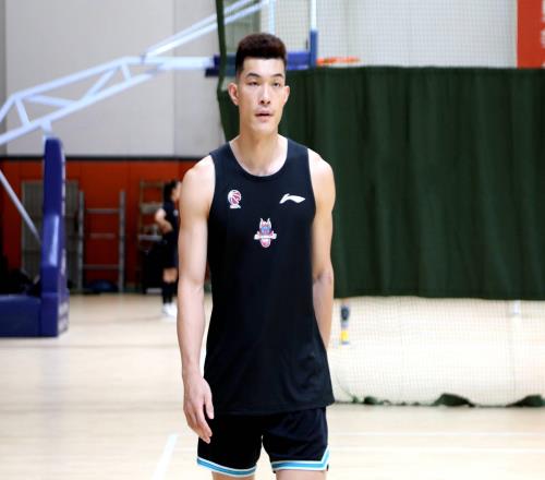 山东男篮为何会输给江苏郭凯缺席影响大，3名后卫摁不住庞峥麟