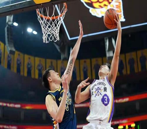 广东东阳光队主场98比99不敌北京控股队