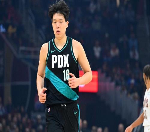 杨瀚森是真没地位！垃圾时间上场仍折返跑，唯一单打机会被吹走步