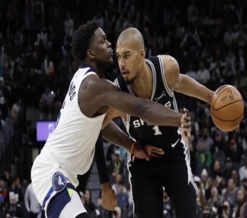 文班亚马：爱德华兹想隔扣我接受挑战，那我努力盖他更多次