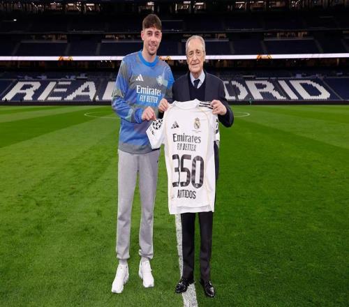 达成皇马生涯350场里程碑，巴尔韦德获赠纪念球衣