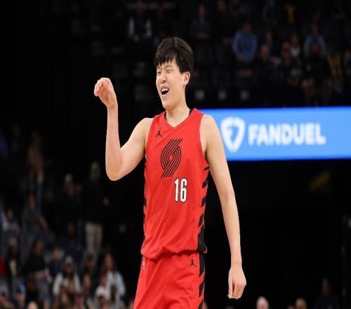 杨瀚森3中1仅2+1+1：末节被弃用躺赢仍是边缘轮换球员