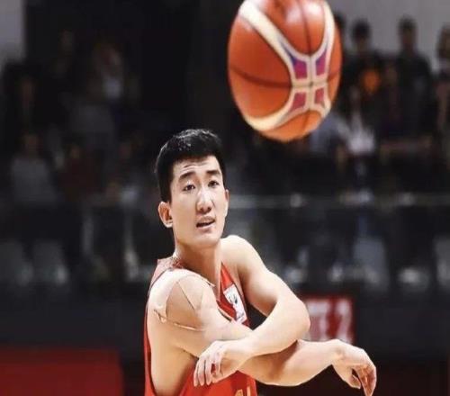 CBA常规赛！浙江主场对阵青岛，胡金秋坐镇禁区，韦瑟斯庞冲榜首