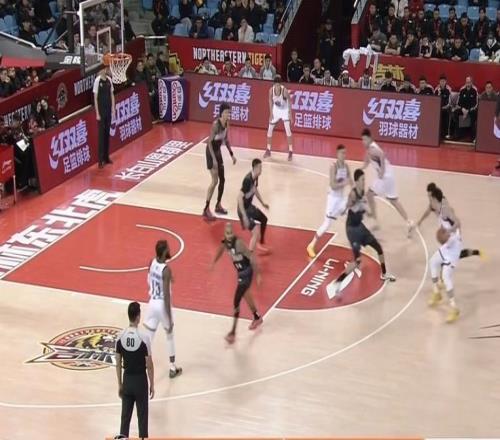 半场战报手感冰冷！山东30：37落后吉林，无一人得分上双