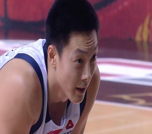 广东28分大胜四川！胡明轩轰26分天神下凡，徐杰4失误继续梦游