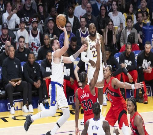 湖人逆转猛龙！艾顿创53年队史纪录，詹姆斯创2大NBA纪录前无古人