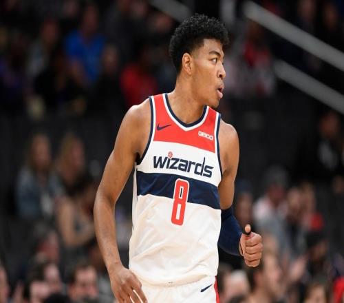 三分钟4犯狂击广告牌！新疆混血前锋情绪失控说好的超过八村呢