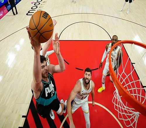 手感不佳又如何！开拓者内线新星还是轻松打爆了湖人的内线