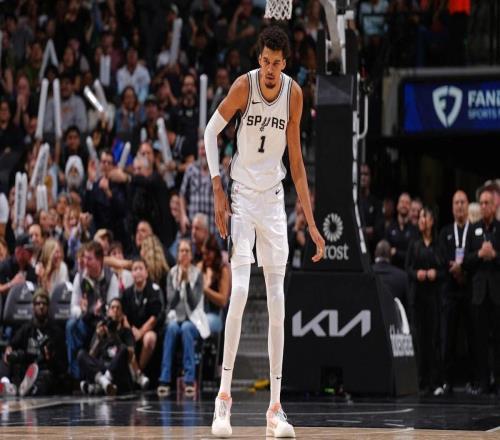 阿里纳斯：若文班亚马能学会不运球得分，那马刺就能打进西决