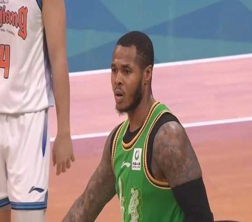 真被坑惨了！辽篮还不放弃，带着他奔赴客场，杨鸣还能忍多久