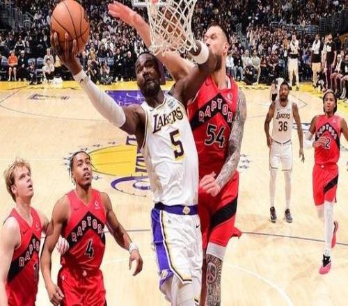 艾顿成湖人队史第四位单场25+10且投篮命中率100%的球员