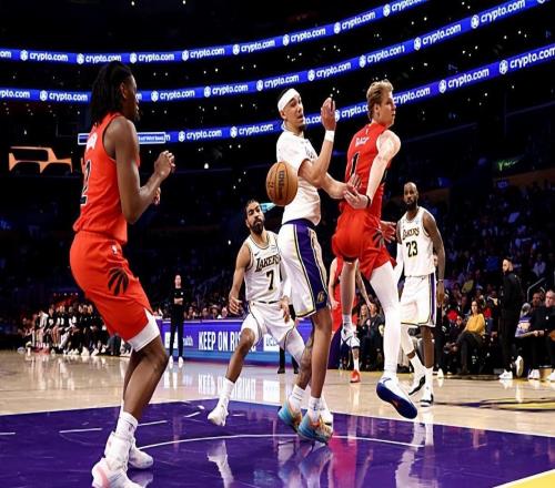 毕竟替补中锋能力有限，湖人也可以试一试其他球员的场上效果