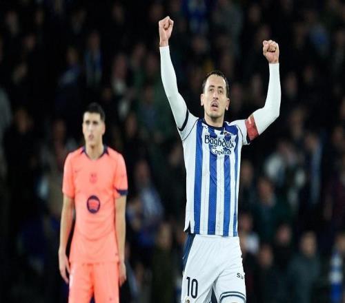 足坛一夜动态：AC米兰时隔33年再造神迹，巴萨12爆冷终结11连胜