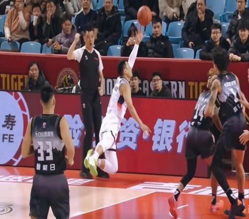 虎口拔牙！克里斯缺阵，山东男篮强势逆转：高诗岩3记3分鼎定乾坤
