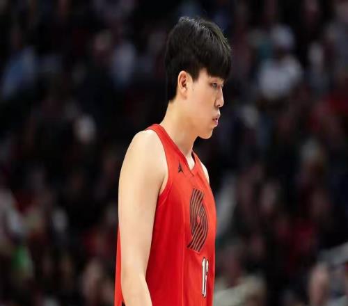 杨瀚森首节出战3分43秒2中1拿到2分1助攻1抢断