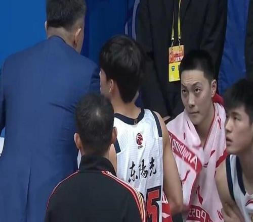 人气真高！胡明轩26+4+4新赛季最佳一战连中三分引现场粉丝狂欢