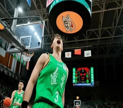 杨鸣认命！亲承调整空间不大，继伟被限制仅靠威尔斯，综合实力差