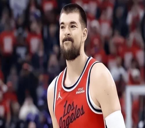 祖巴茨笑嘻嘻惹到哈登了！暂停时一把扯过来，态度与防守让人绝望