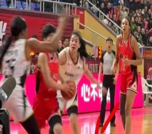 孙丽被垫脚肇事者遭重罚，王佳琦受伤阿利恩无动于衷