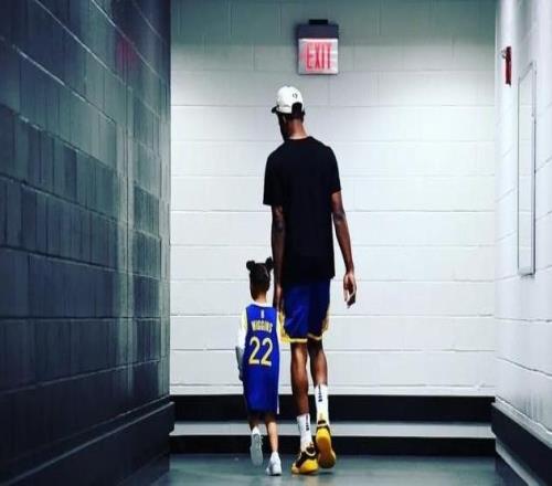 维金斯留给勇士的，依然是一个笑容