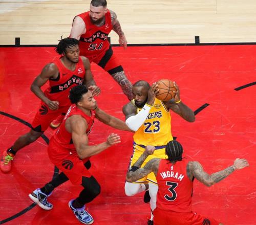 詹姆斯实力现役第一档！41岁还被各种包夹和贴防！历史第一人！