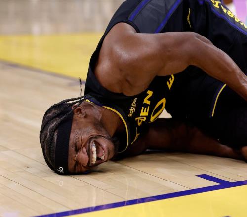 巴特勒受伤意外激活巴迪，起身不忘调侃，结果却如晴天霹雳