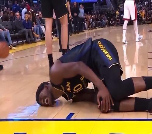 硬汉！巴特勒右膝反关节被搀扶下场挤出一丝笑容为勇士提振士气