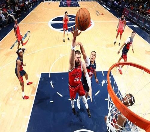 防守态度存在问题！快船内线支柱在场上的效果并不能达到预期