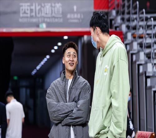 曾凡博最新消息！腰伤复发、手指受伤，归期未定