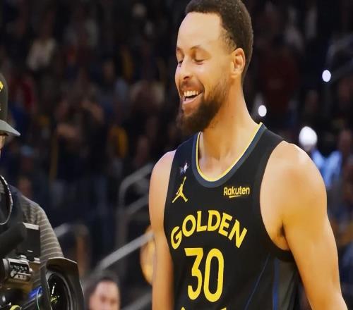 末节仅3分钟场下狂挥毛巾！库里双手举天+大笑露齿科尔治军有方