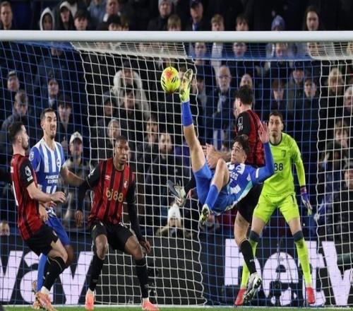 夯爆了，布莱顿18岁小将科斯图拉斯补时倒钩绝平