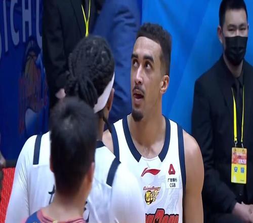 最后的底牌！广东队迎来后卫线第一奇兵，1米92高控卫驰援杜锋！