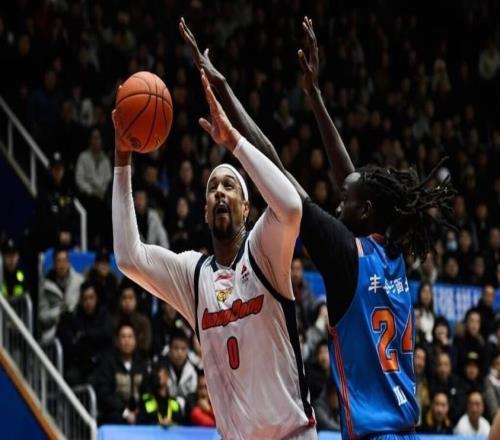 104比76狂胜28分！广东送辽篮苦主17连败：斩获1000胜杜锋笑了