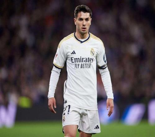 英超冬窗最新动态：热刺盯上皇马边锋，曼联密切关注米堡新星