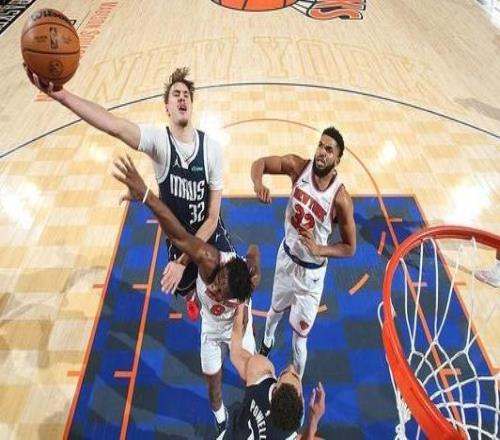 弗拉格复出18分唐斯22+18独行侠客场大胜尼克斯