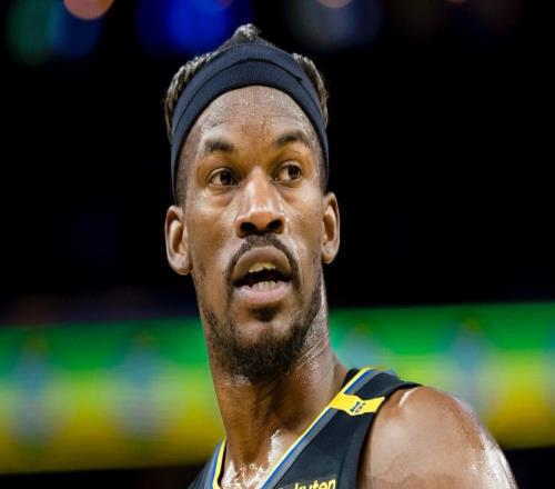 噩梦！巴特勒膝盖扭伤，被队友搀扶回更衣室，退场露微笑真硬汉！