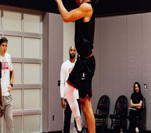 火箭队亚当斯伤情更新：脚踝3级扭伤，伤势严重！或将长期缺阵