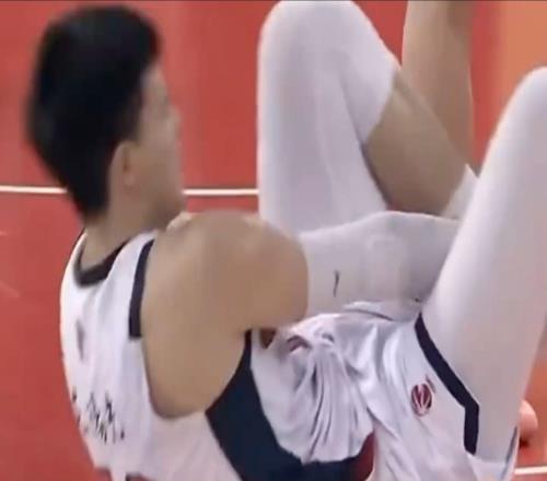 脚踝扭伤，随队记者：焦泊乔问题不大，赛后还参加了新闻发布会