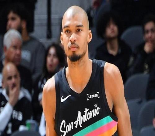 逆转！火箭击溃马刺，谢泼德扛大旗，申京20+13+9，文班亚马低迷