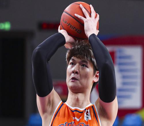 上海13战12胜：超广东升联赛第二王哲林梦游仍大胜剑指冲冠