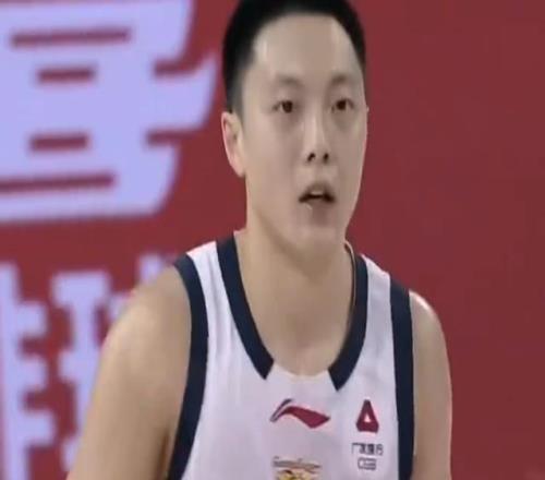 末节点名曾繁日！胡明轩三分6中4轰14+4+4连续5场得分上双