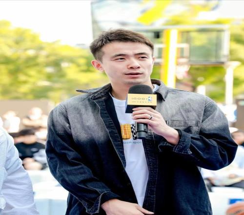 赵继伟：年薪高达600万，曾拿4次CBA总冠军，妻子是人艺话剧演员