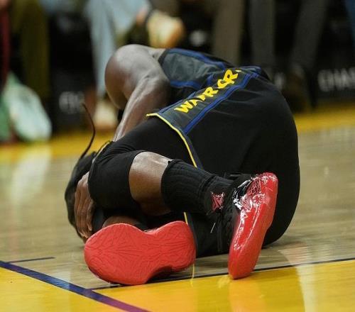 库里谈巴特勒：他倒地了还在开玩笑，我很欣赏他